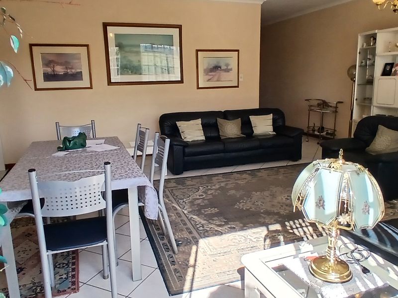 Bright & Spacious 3-Bedroom Townhouse with Double Garage in New Redruth - Photo 4