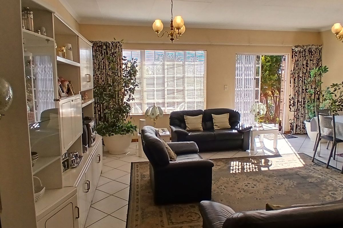 Bright & Spacious 3-Bedroom Townhouse with Double Garage in New Redruth - Photo 3
