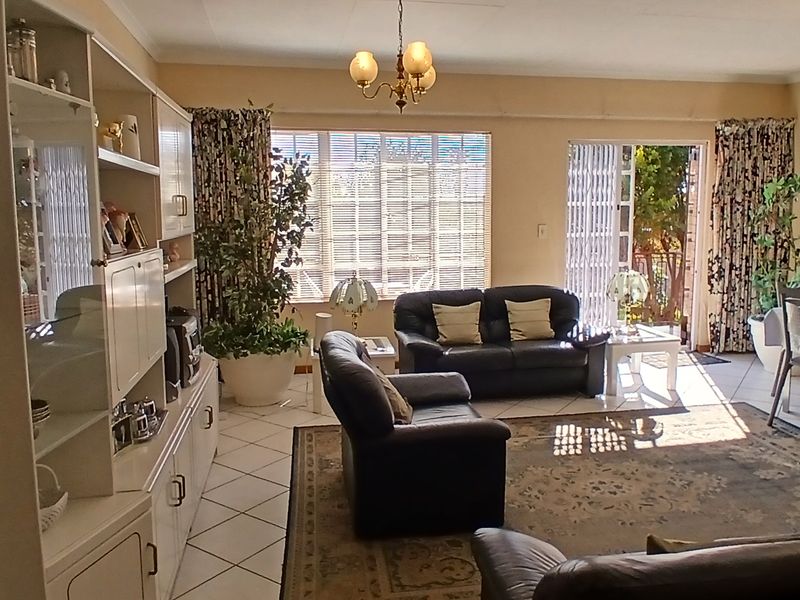 Bright & Spacious 3-Bedroom Townhouse with Double Garage in New Redruth - Photo 3