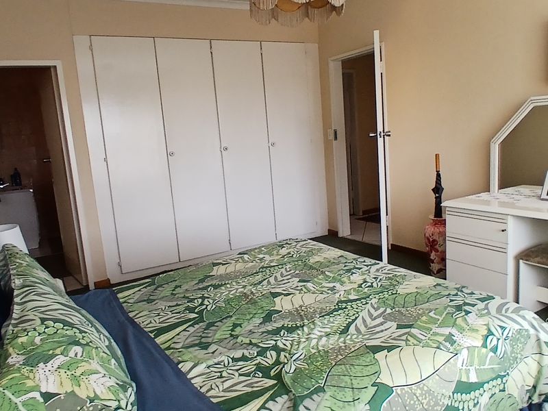 Bright & Spacious 3-Bedroom Townhouse with Double Garage in New Redruth - Photo 9