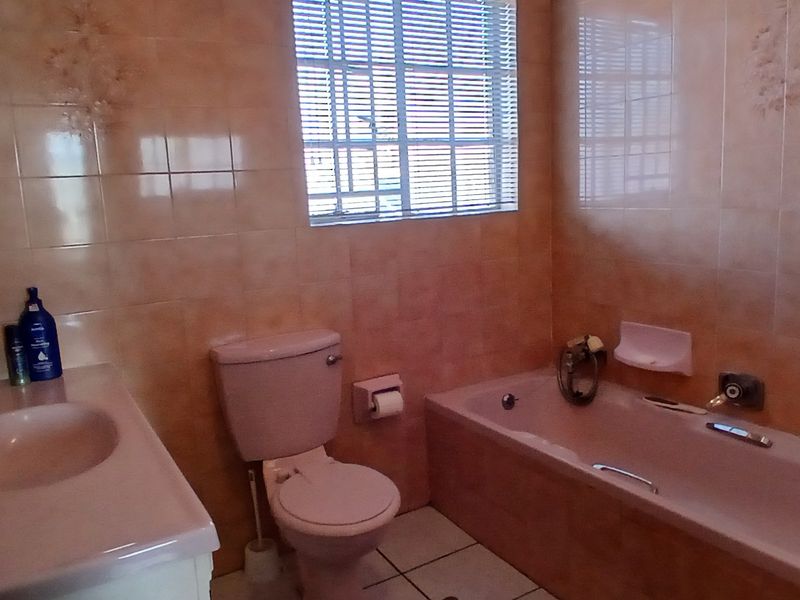 Bright & Spacious 3-Bedroom Townhouse with Double Garage in New Redruth - Photo 8