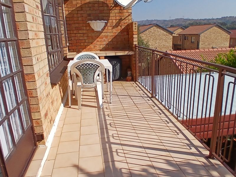 Bright & Spacious 3-Bedroom Townhouse with Double Garage in New Redruth - Photo 6