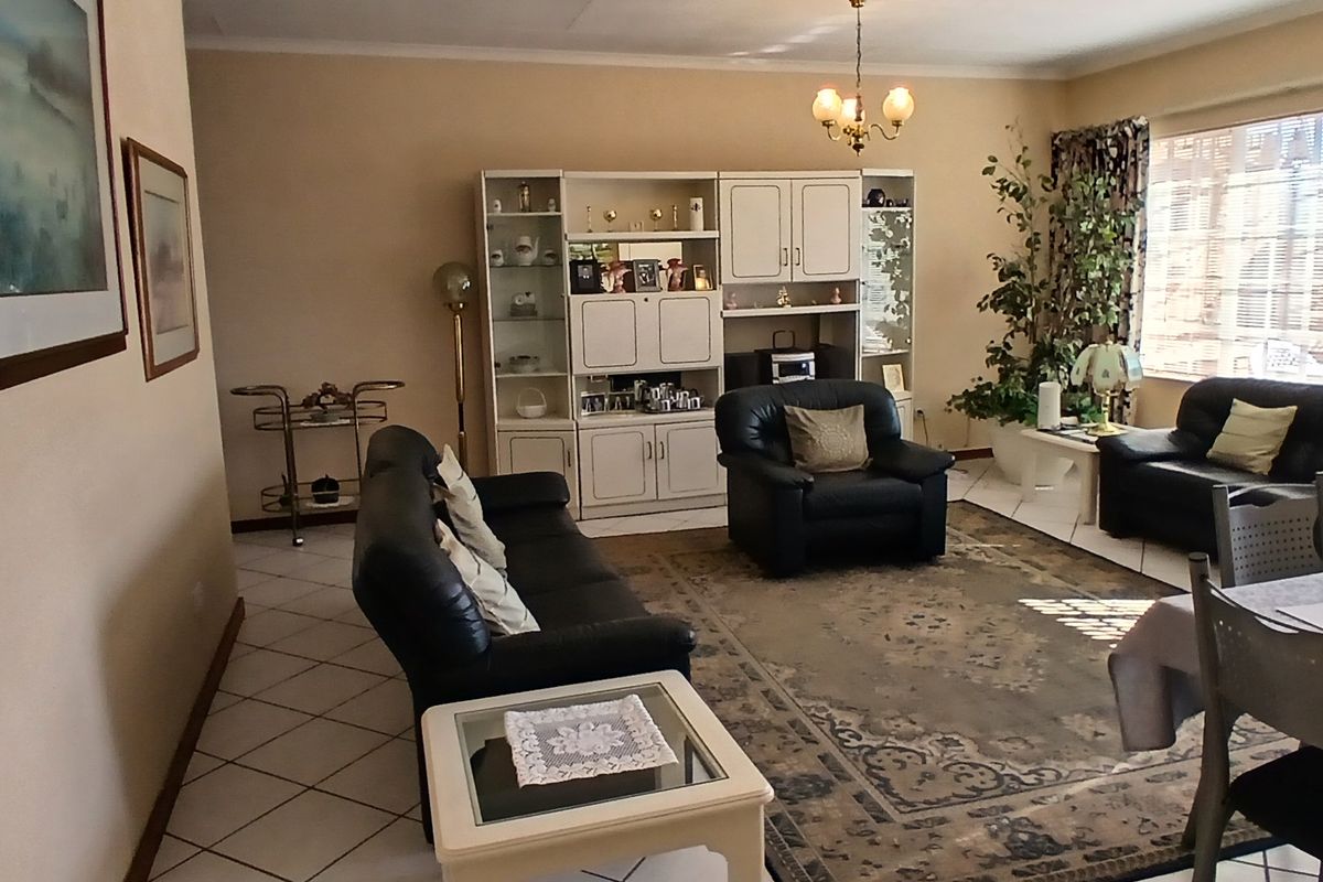 Bright & Spacious 3-Bedroom Townhouse with Double Garage in New Redruth - Photo 5