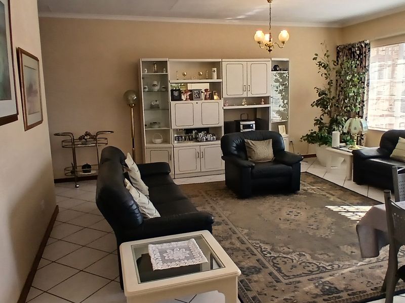 Bright & Spacious 3-Bedroom Townhouse with Double Garage in New Redruth - Photo 5