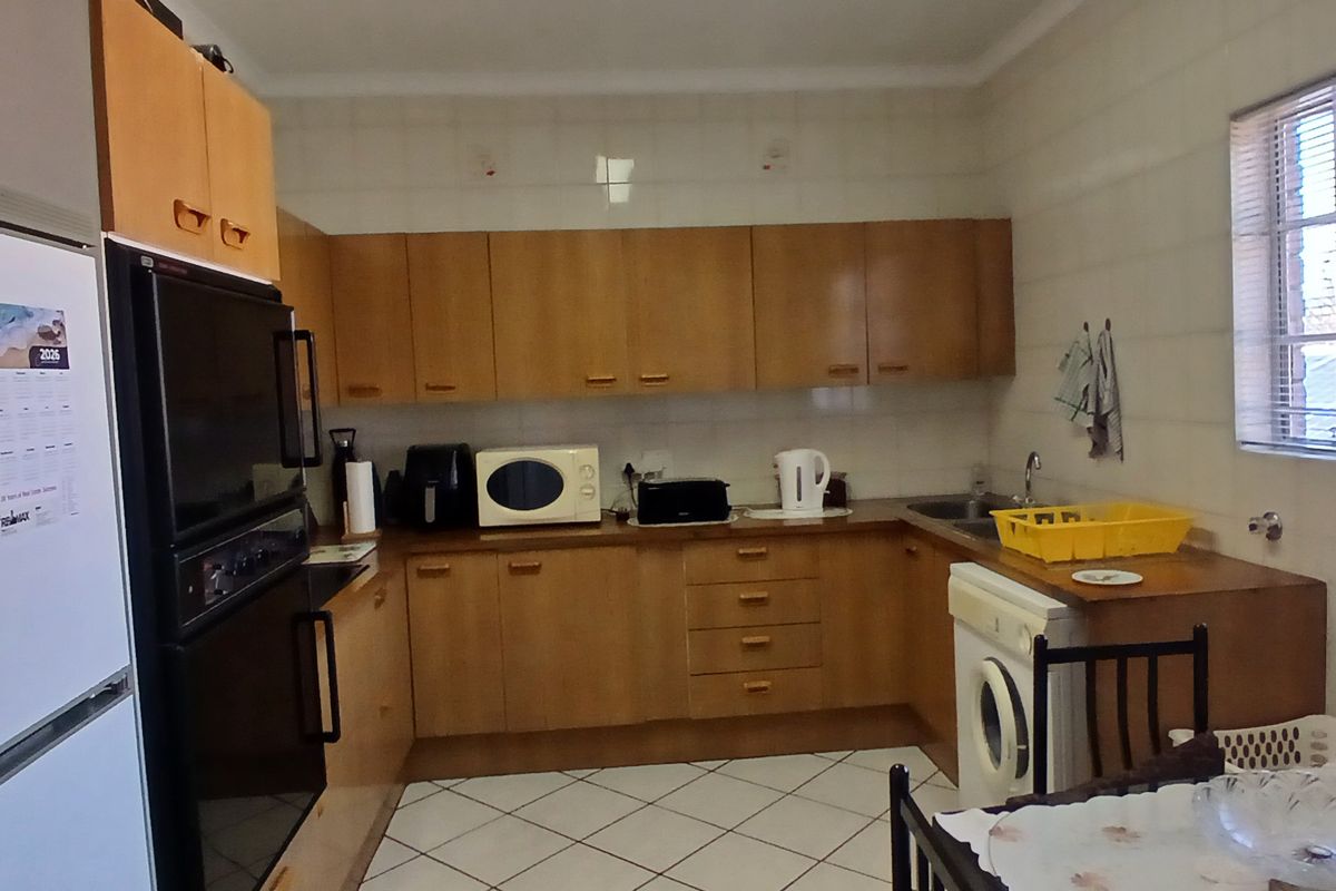 Bright & Spacious 3-Bedroom Townhouse with Double Garage in New Redruth - Photo 2