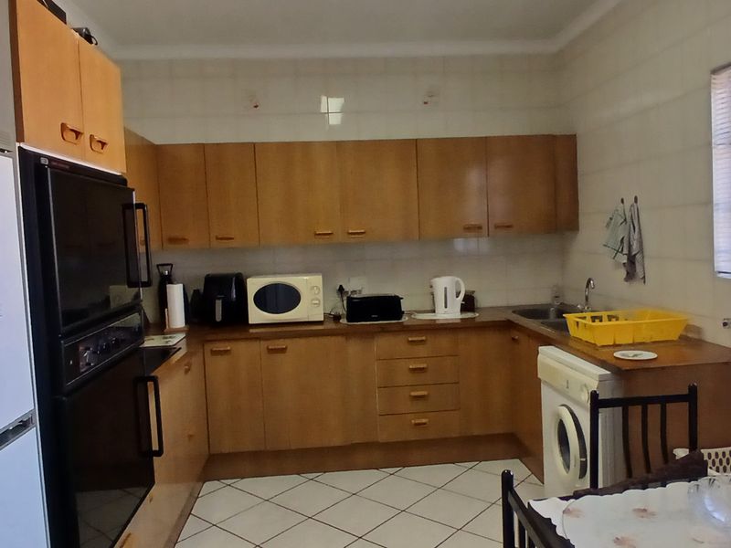 Bright & Spacious 3-Bedroom Townhouse with Double Garage in New Redruth - Photo 2