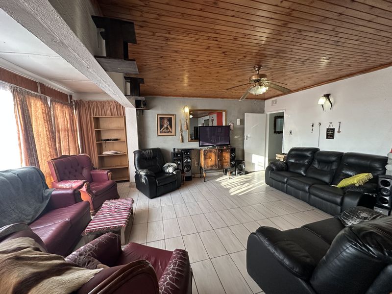 Dalpark Gem: Main Home, Rental Flat & Zero Electricity Bills - Photo 3