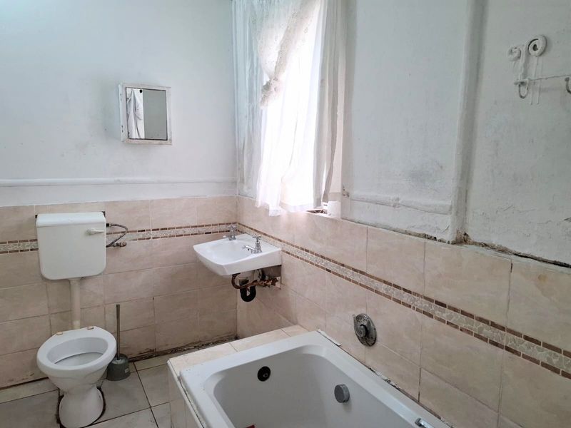 6-Room Rental Property for Sale in Quigney - Photo 8