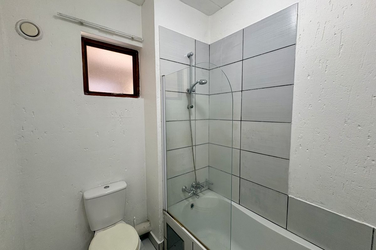 First time buyer or investor! - Photo 5