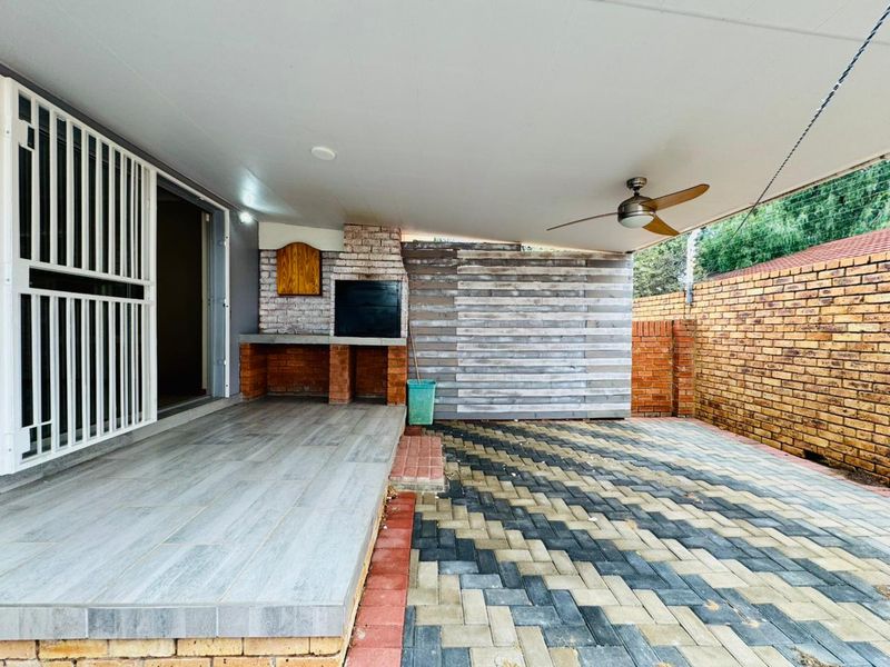 Modern Townhouse with Stylish Finishes and Versatile Living Spaces - Photo 9