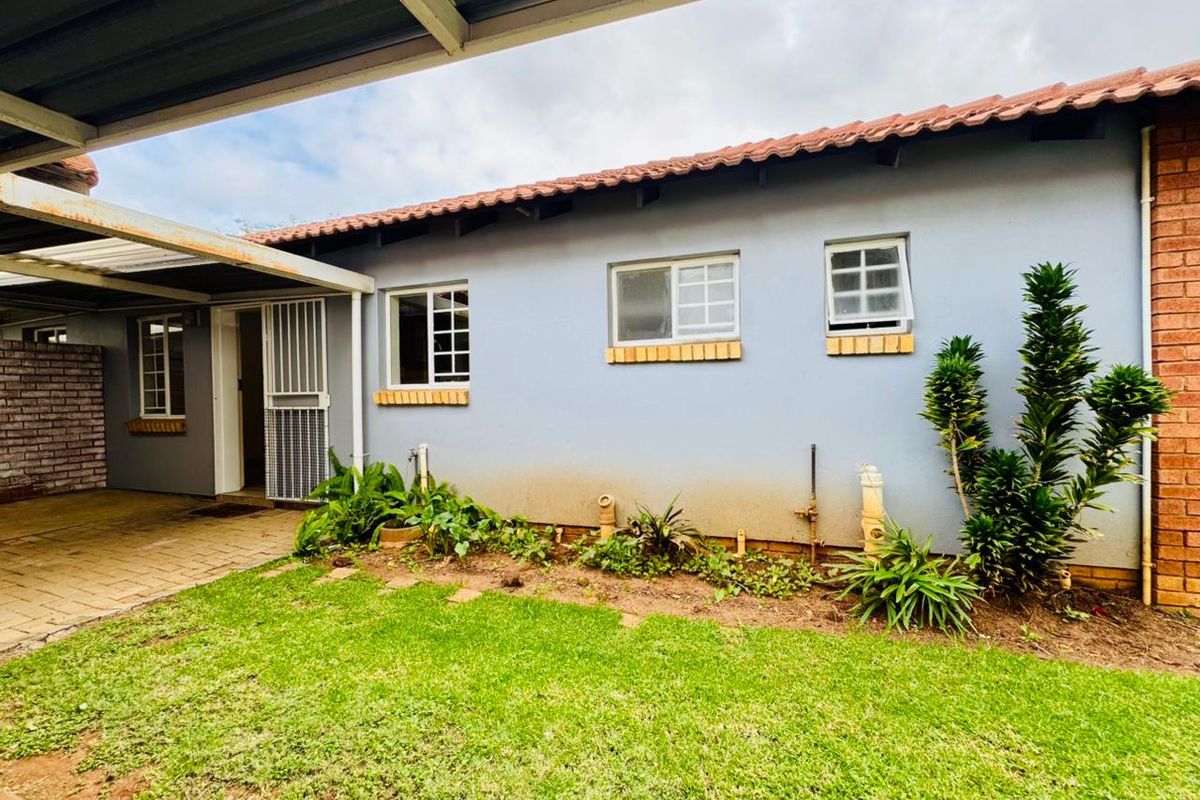 Modern Townhouse with Stylish Finishes and Versatile Living Spaces - Photo 2