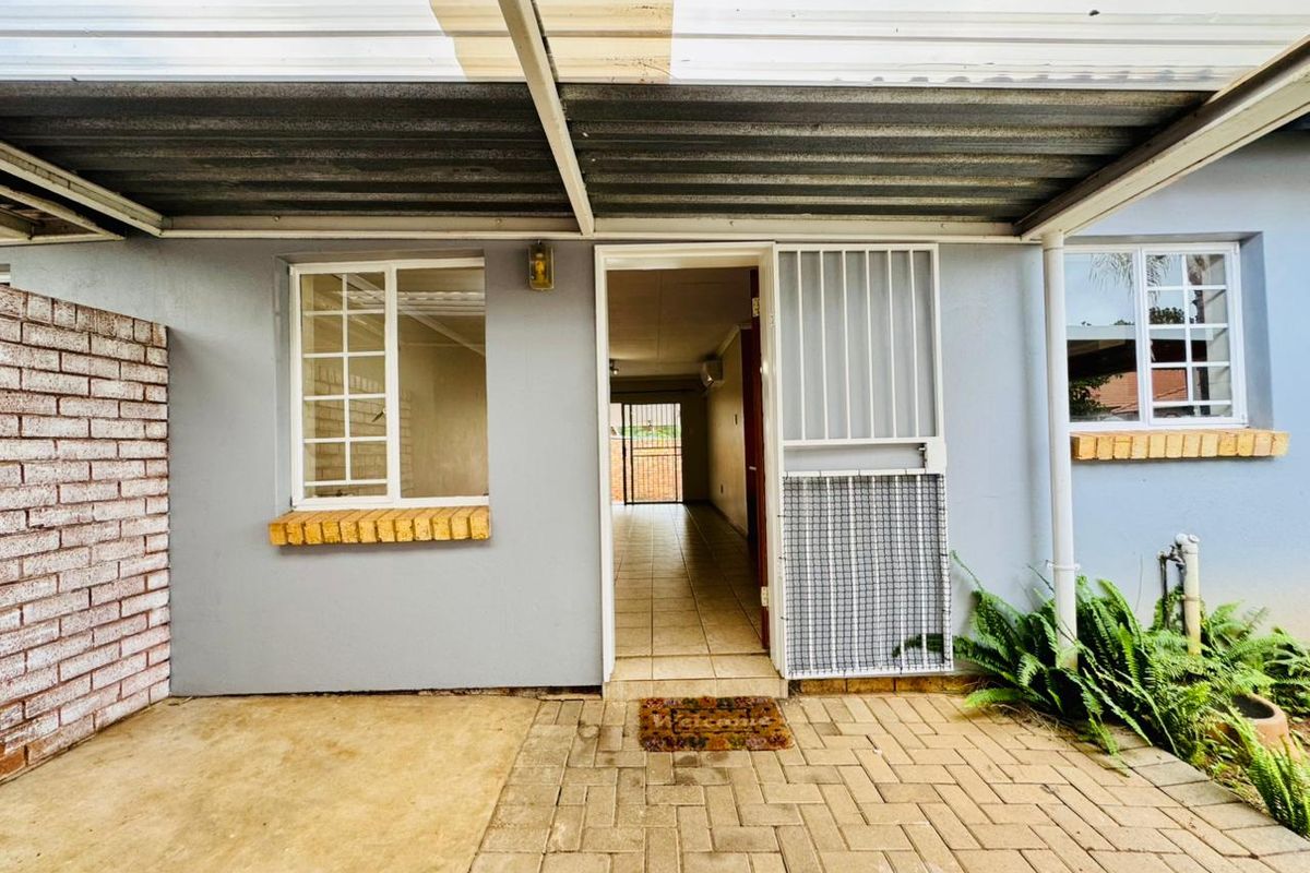 Modern Townhouse with Stylish Finishes and Versatile Living Spaces - Photo 3