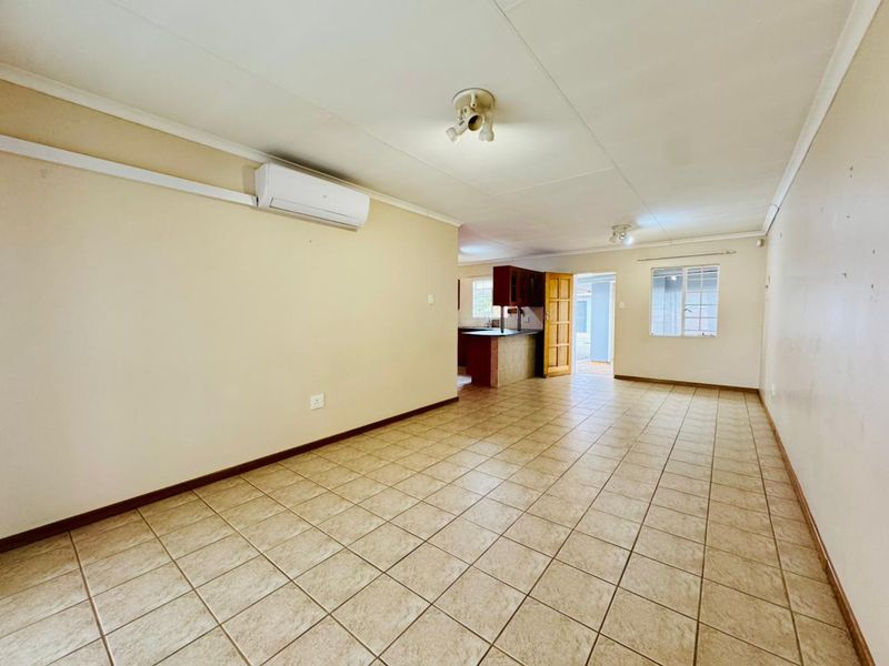 Modern Townhouse with Stylish Finishes and Versatile Living Spaces - Photo 5