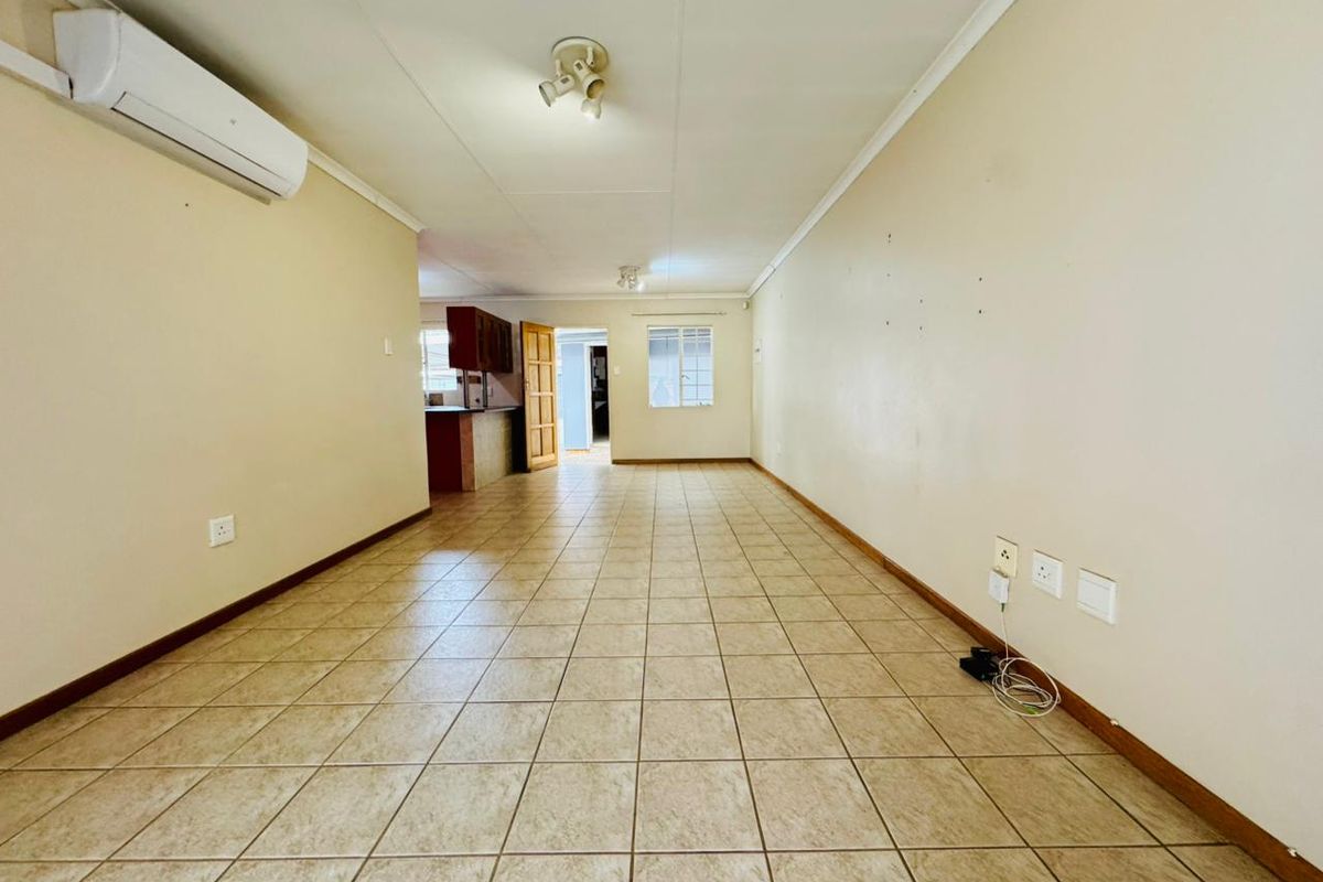 Modern Townhouse with Stylish Finishes and Versatile Living Spaces - Photo 4