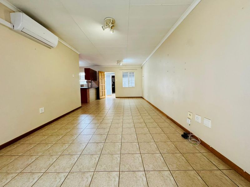 Modern Townhouse with Stylish Finishes and Versatile Living Spaces - Photo 4