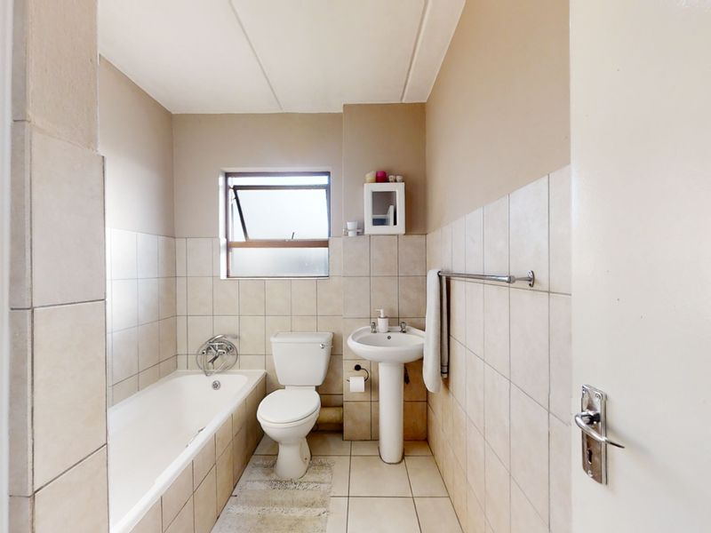 2 Bed Beauty - Photo 8