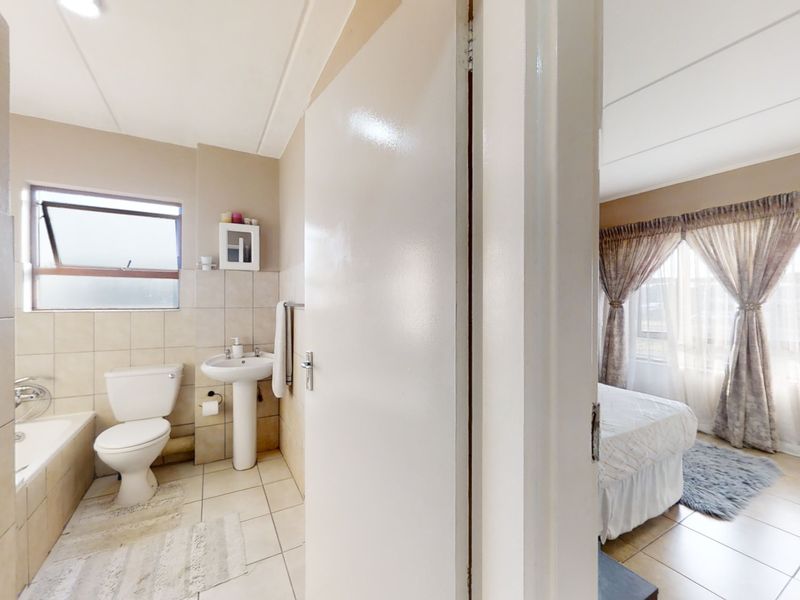 2 Bed Beauty - Photo 7