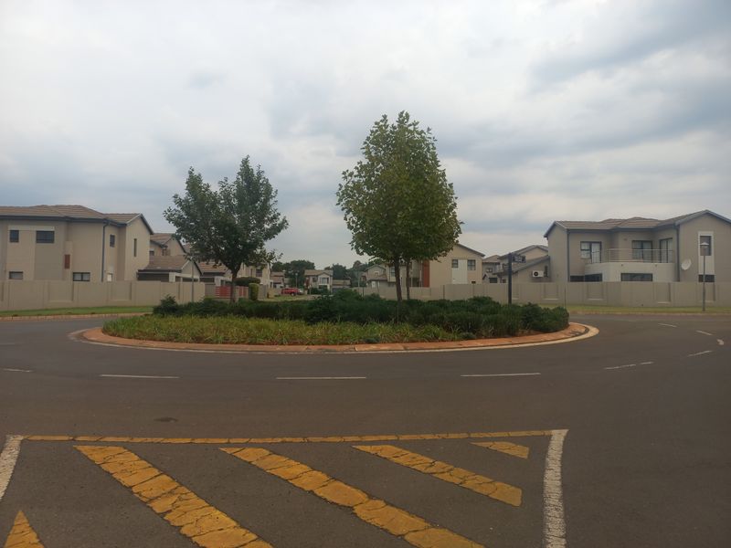 Brand new! Contemporary three bedroom home - Photo 10