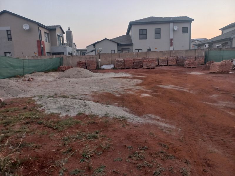 Brand new! Contemporary three bedroom home - Photo 9