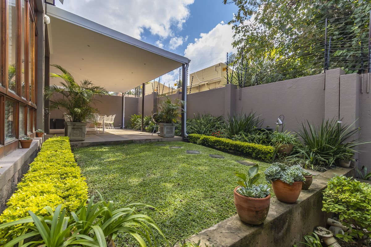 Beautifully Maintained Home with multigenerational living flexibility- self contained flatlet - Photo 3