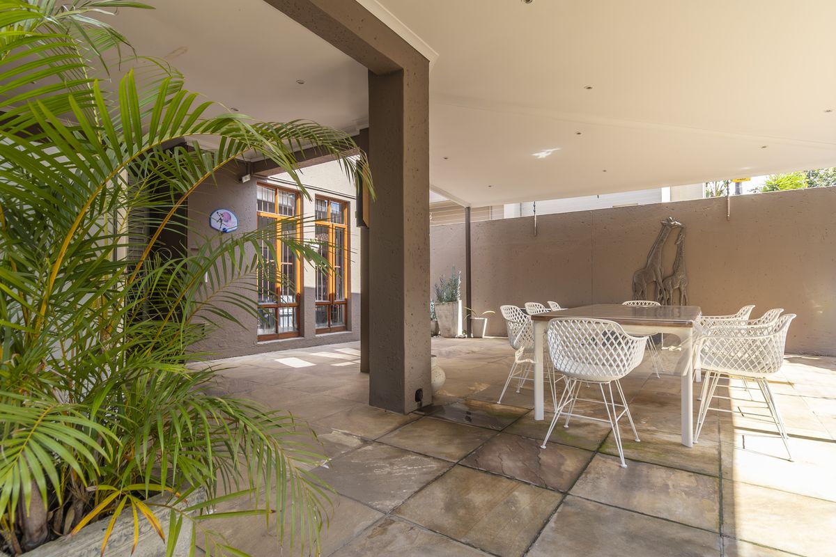 Beautifully Maintained Home with multigenerational living flexibility- self contained flatlet - Photo 5