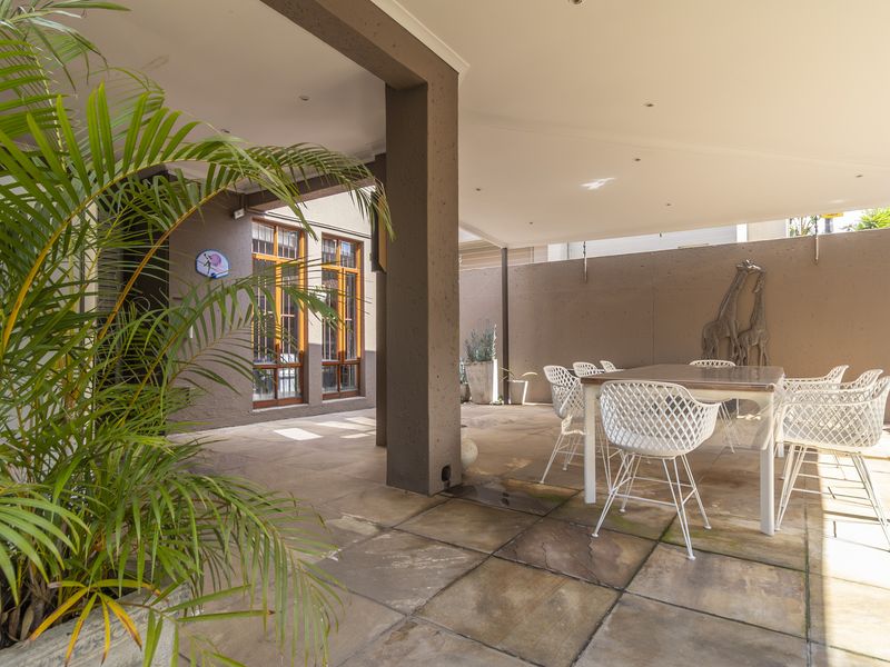 Beautifully Maintained Home with multigenerational living flexibility- self contained flatlet - Photo 5
