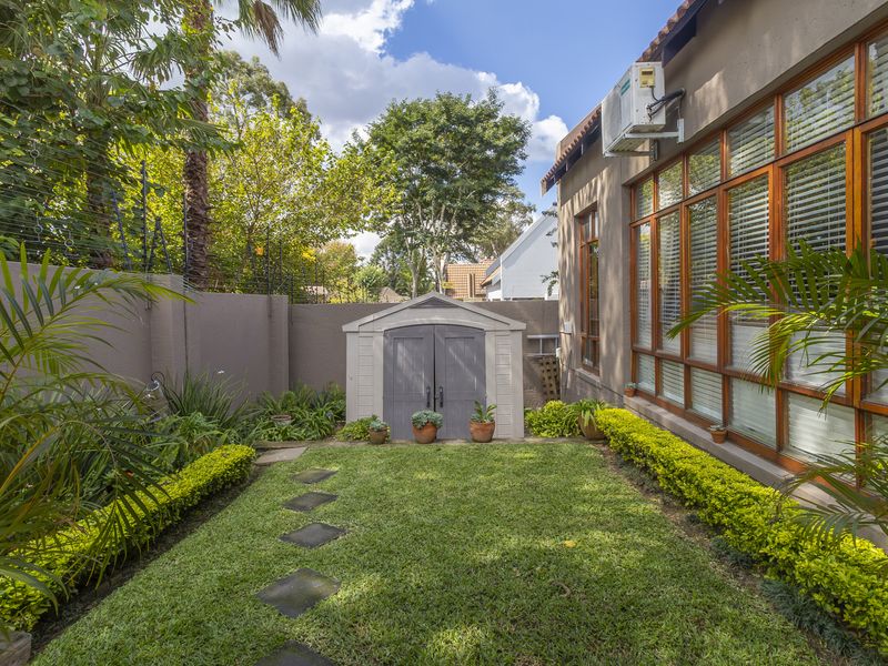 Beautifully Maintained Home with multigenerational living flexibility- self contained flatlet - Photo 2