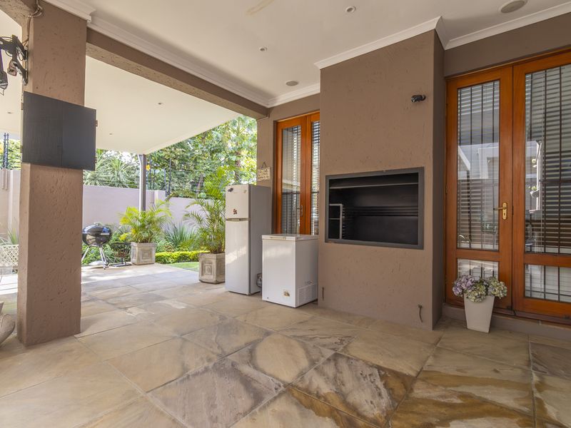 Beautifully Maintained Home with multigenerational living flexibility- self contained flatlet - Photo 7