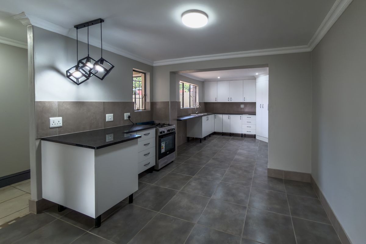 Newly renovated 4 bedroom home with spacious garden. - Photo 5