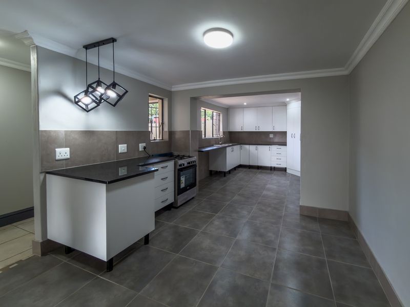 Newly renovated 4 bedroom home with spacious garden. - Photo 5