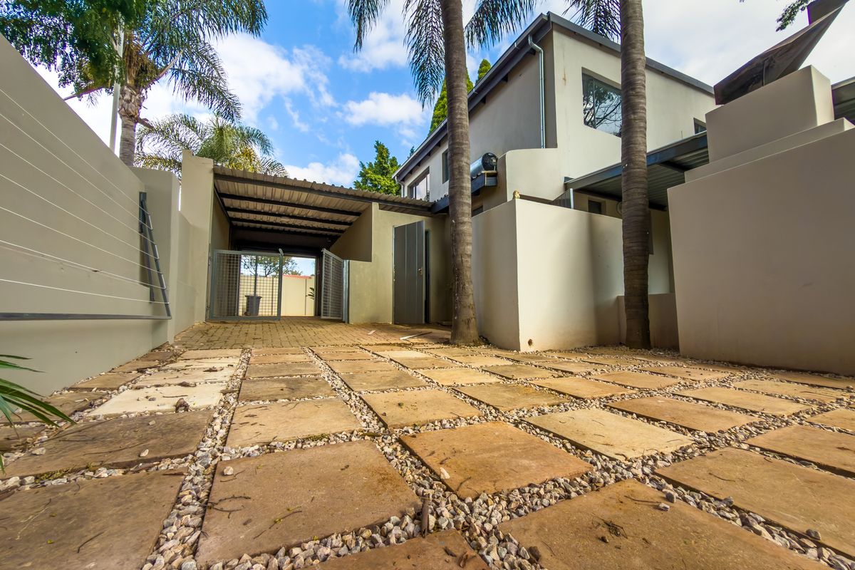 Newly renovated 4 bedroom home with spacious garden. - Photo 3