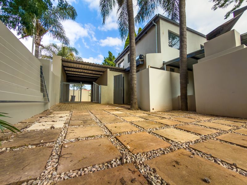 Newly renovated 4 bedroom home with spacious garden. - Photo 3