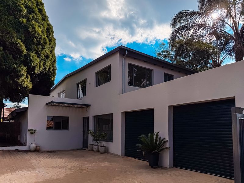 Newly renovated 4 bedroom home with spacious garden. - Photo 1