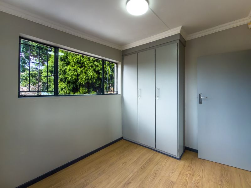 Newly renovated 4 bedroom home with spacious garden. - Photo 9