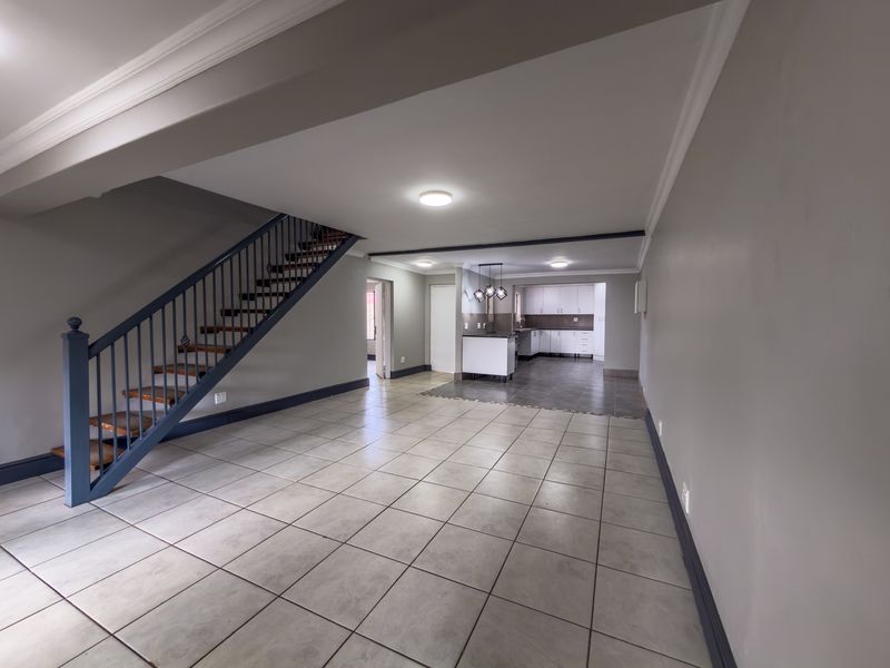 Newly renovated 4 bedroom home with spacious garden. - Photo 8