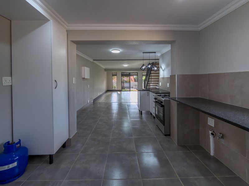 Newly renovated 4 bedroom home with spacious garden. - Photo 7