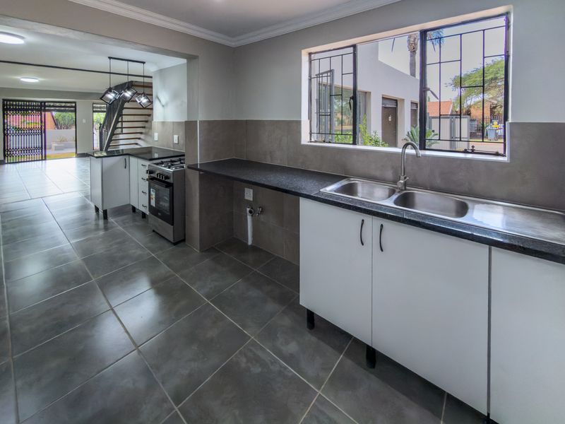 Newly renovated 4 bedroom home with spacious garden. - Photo 6