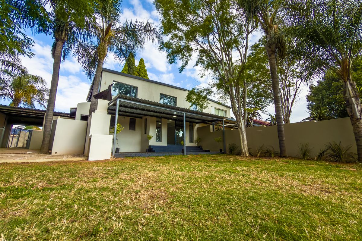 Newly renovated 4 bedroom home with spacious garden. - Photo 2