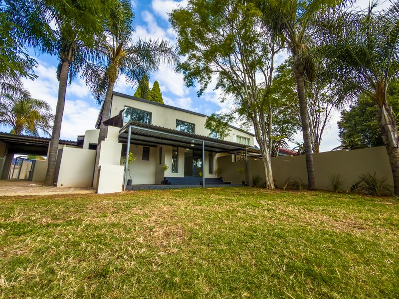 Newly renovated 4 bedroom home with spacious garden. - Photo 2