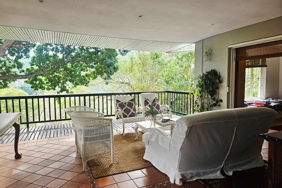 Set high among the treetops where birdsong is your daily music... - Photo 2