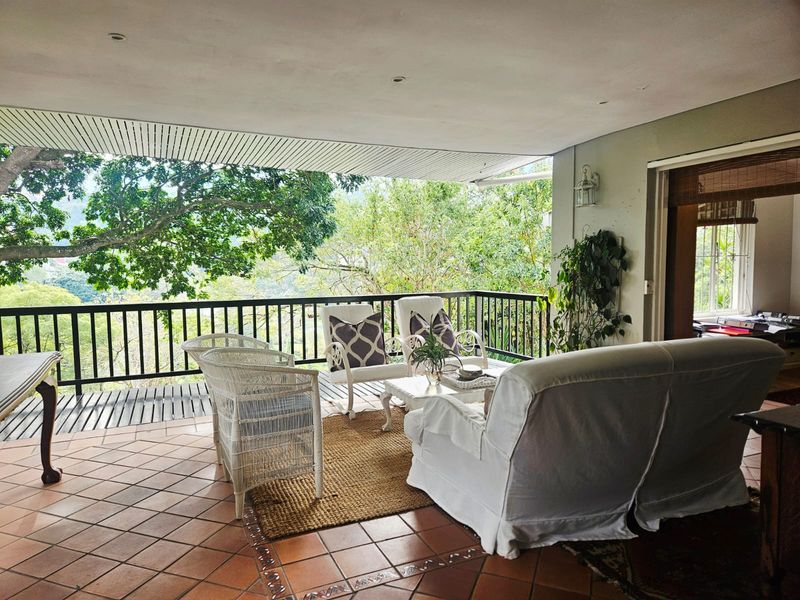 Set high among the treetops where birdsong is your daily music... - Photo 2
