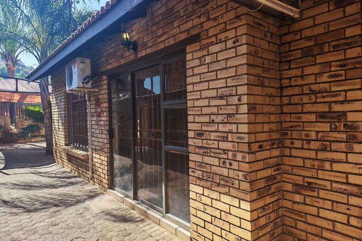 Peaceful Family Home with Endless Potential – Entertainer's Dream! - Photo 2