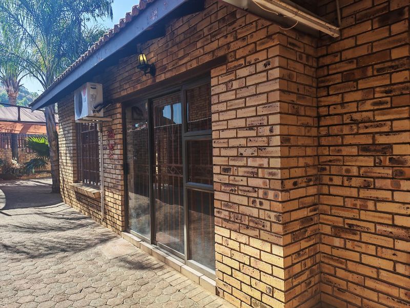 Peaceful Family Home with Endless Potential – Entertainer's Dream! - Photo 2