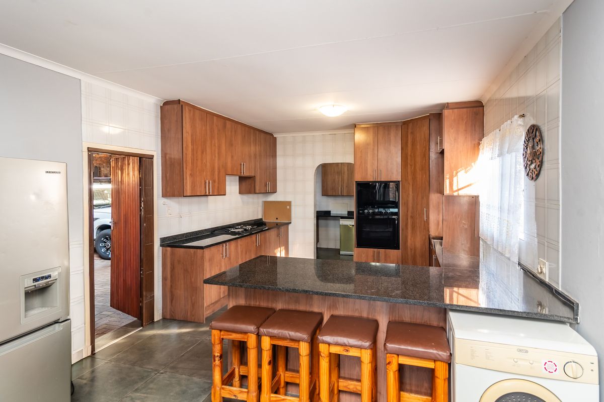 Charming 3 Bedroom Face Brick Cluster - Photo 4