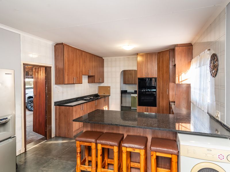 Charming 3 Bedroom Face Brick Cluster - Photo 4