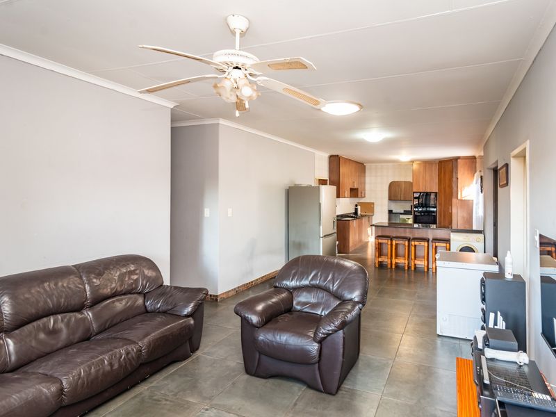 Charming 3 Bedroom Face Brick Cluster - Photo 10