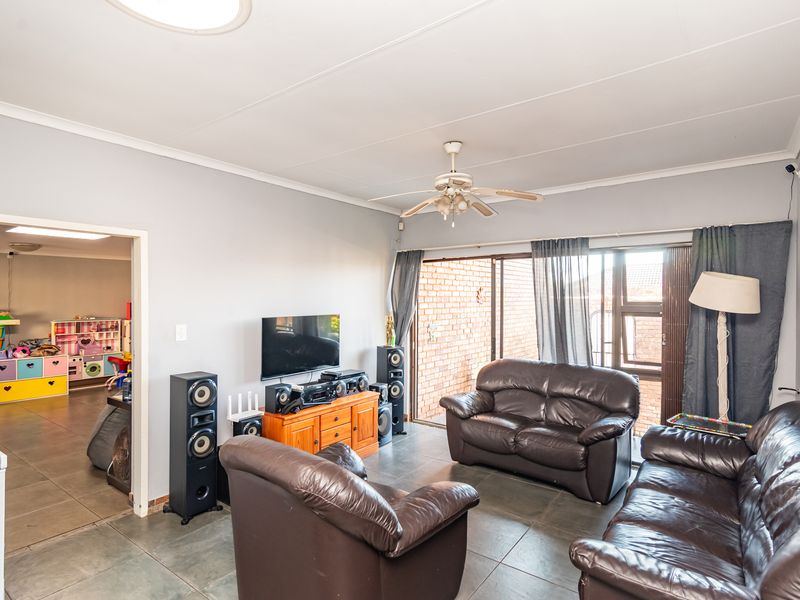 Charming 3 Bedroom Face Brick Cluster - Photo 9