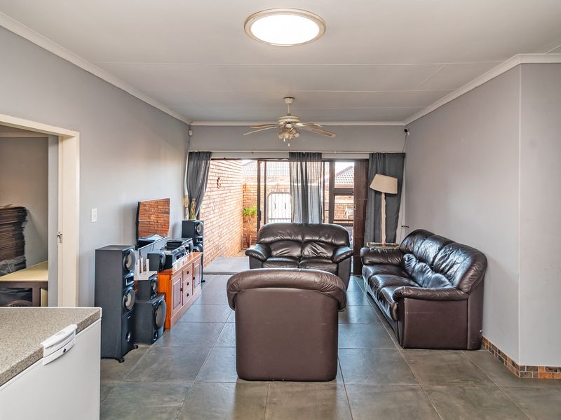 Charming 3 Bedroom Face Brick Cluster - Photo 8