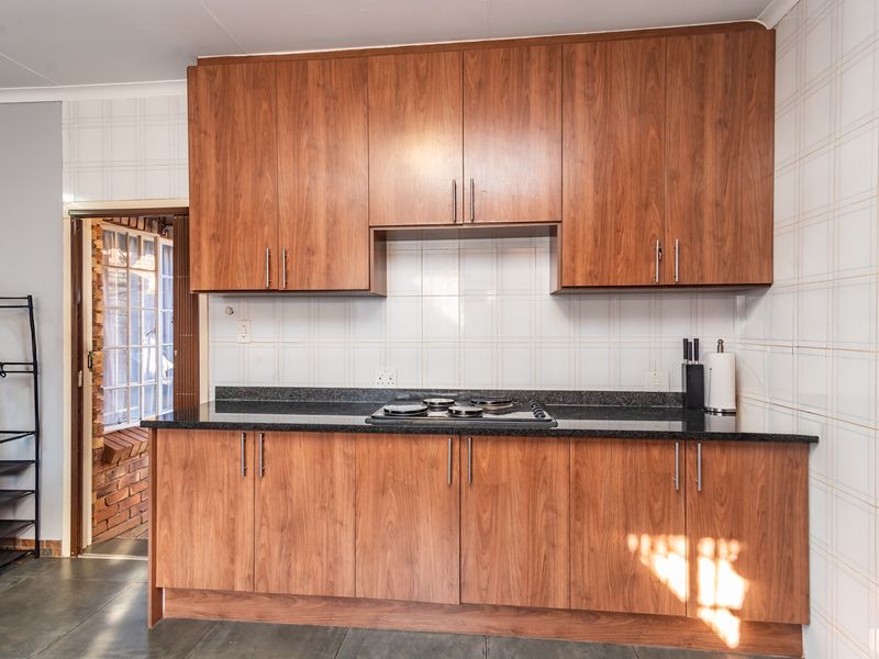Charming 3 Bedroom Face Brick Cluster - Photo 6