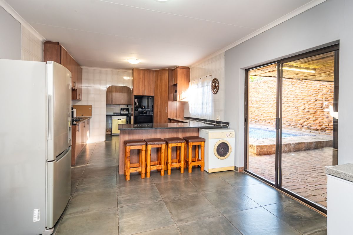 Charming 3 Bedroom Face Brick Cluster - Photo 3